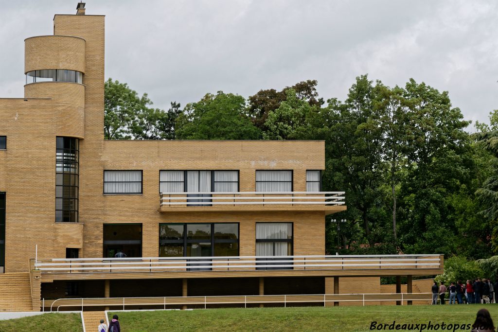 "L'architecture est un art essentiellement géométrique. L'architecte sculpte un bloc énorme, la maison." a écrit Robert Mallet-Stevens en 1924.